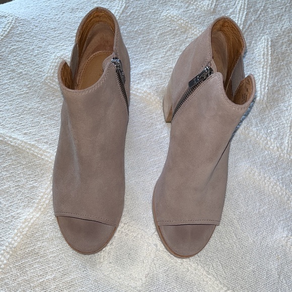 FRYE Danica Chelsea Peep Toe Heeled Suede Booties Size 6 - Picture 2 of 16